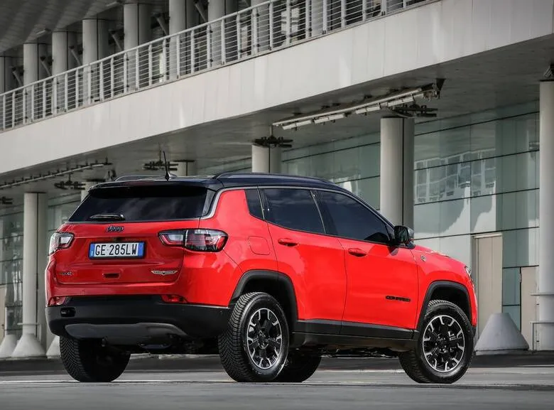 Zdjęcie Jeep Compass czy warto kupić? Odkryj zalety i wady tego SUV-a