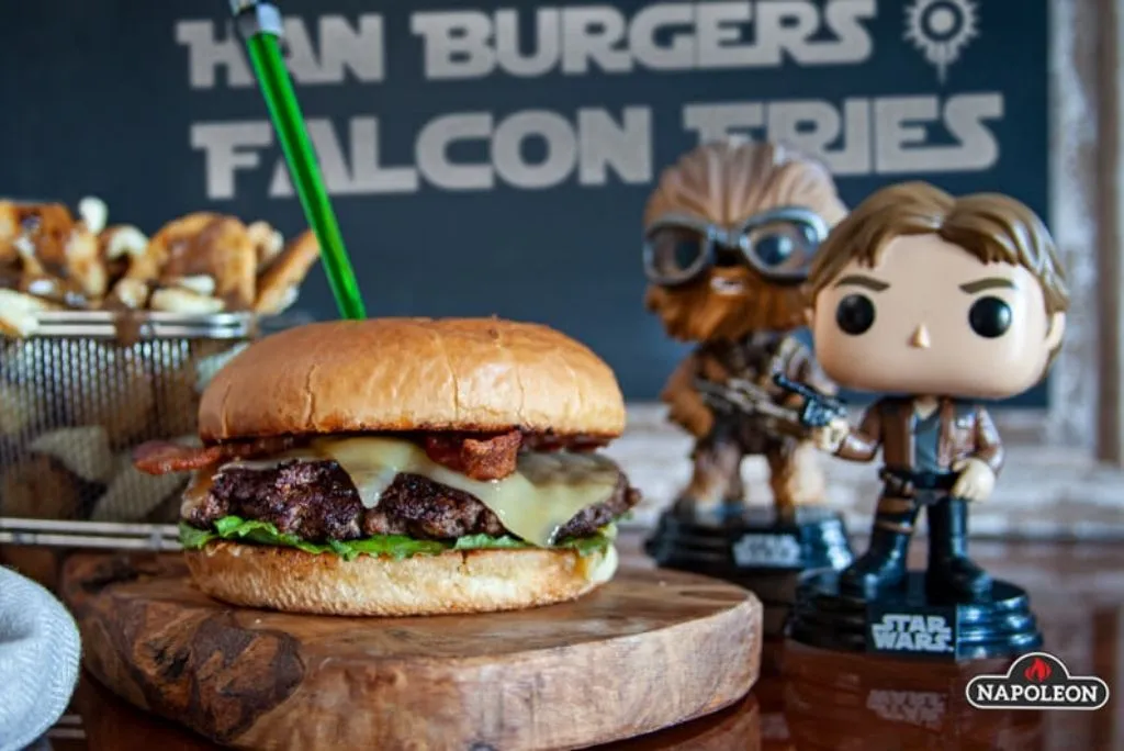 Zdjęcie Co to smash burger? Odkryj sekrety idealnego burgera z grilla