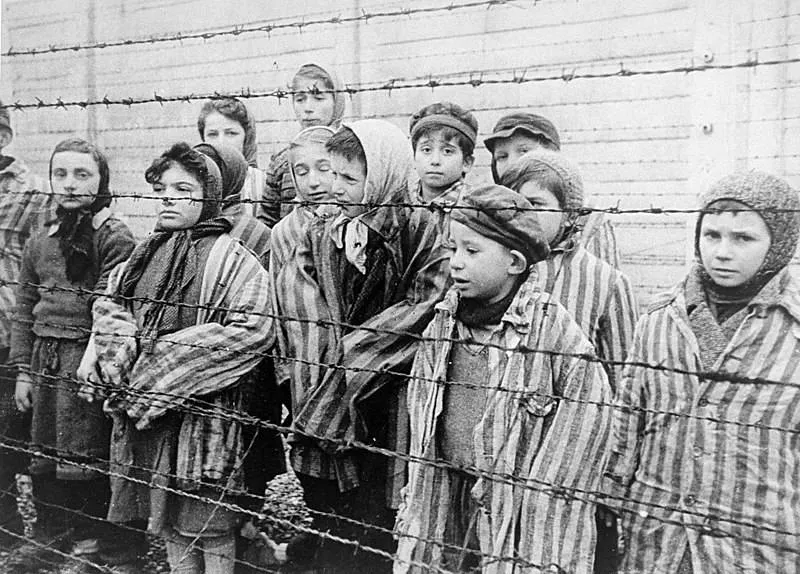 Zdjęcie Historie ludzi, którzy przeżyli Auschwitz: opowieści pełne nadziei i odwagi