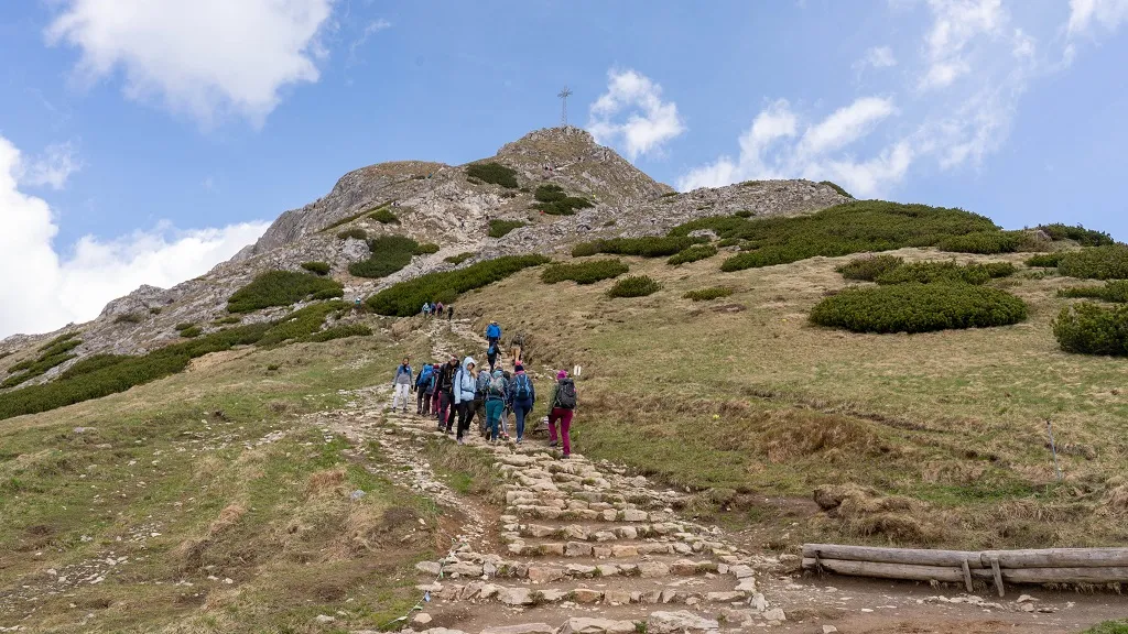 Zdjęcie Ile km ma szlak na Giewont? Odkryj długości tras i trudności