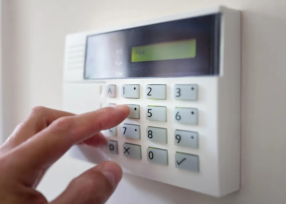 Zdjęcie Jaki alarm do mieszkania w bloku, aby zapewnić maksymalne bezpieczeństwo?