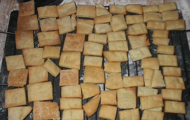 Zdjęcie Ile kalorii mają krakersy i jak wpływają na Twoją codzienną dietę