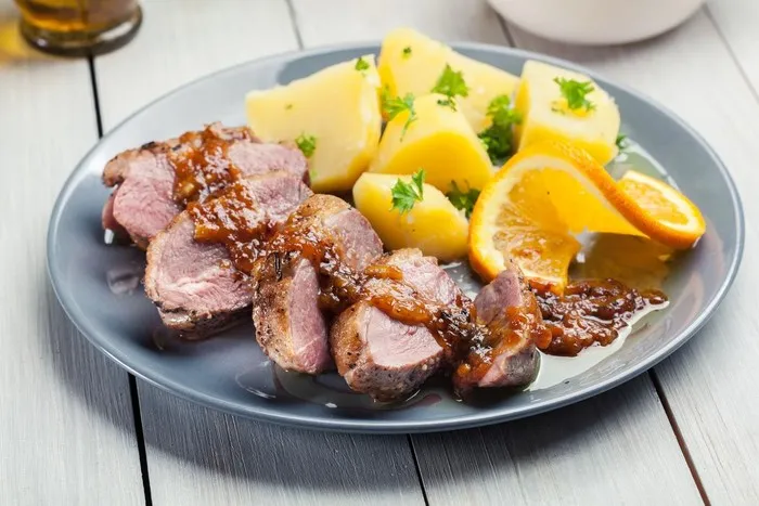 Zdjęcie Ile czasu piec pierś z kaczki, aby była idealnie soczysta?