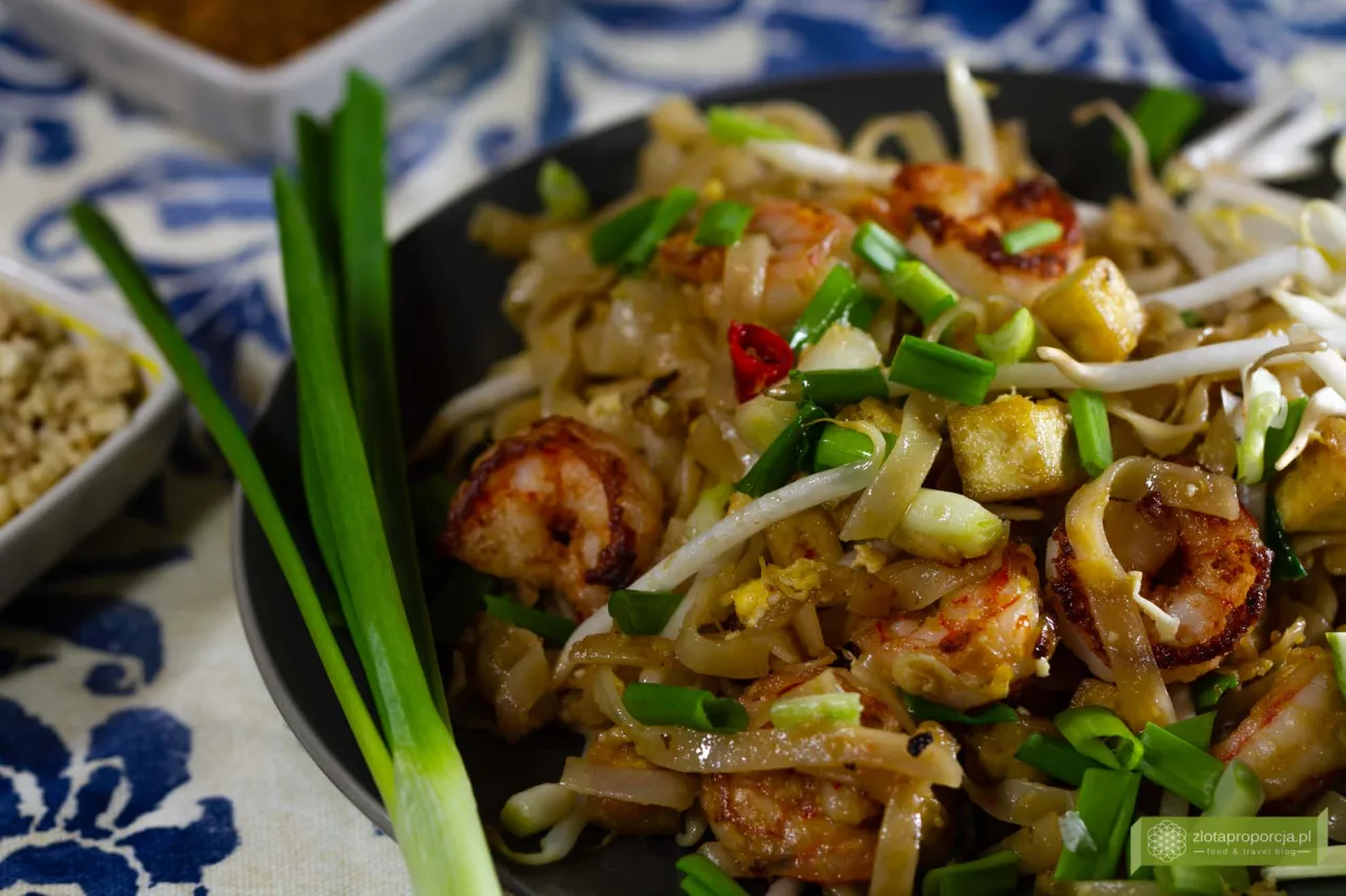 Zdjęcie Jak jeść Pad Thai: Najlepsze sztućce i sposób na idealne doświadczenie