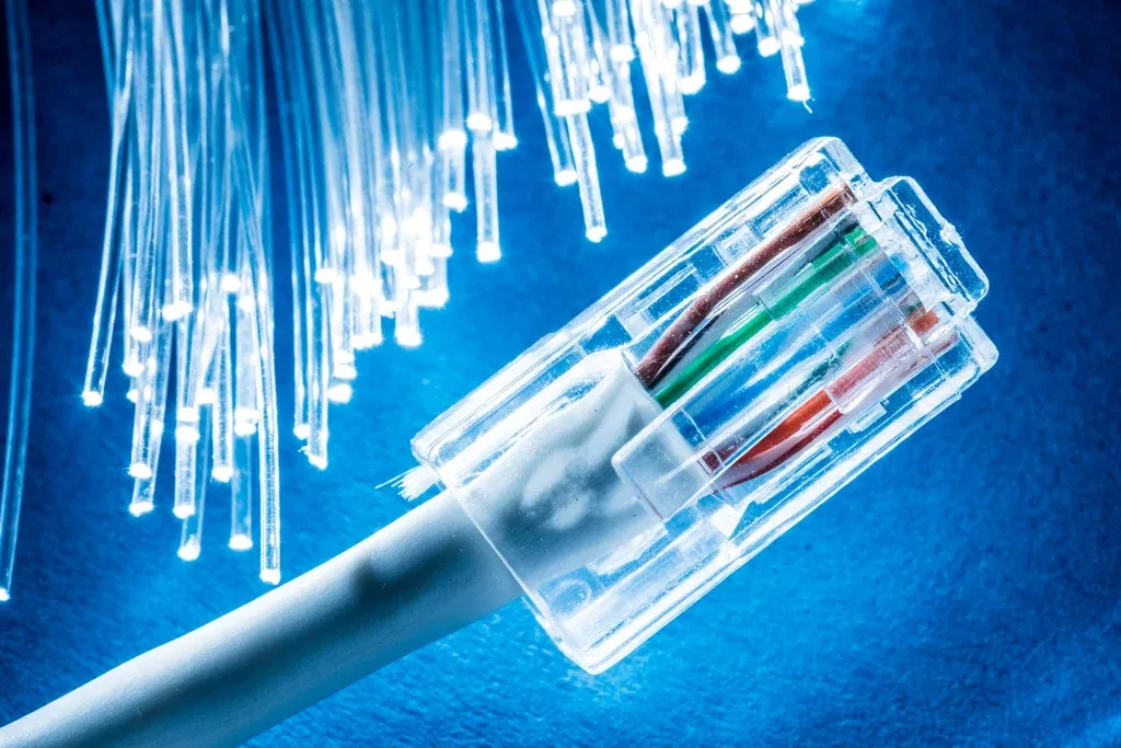 Zdjęcie Jakim kablem połączyć router z telewizorem, aby uniknąć problemów?