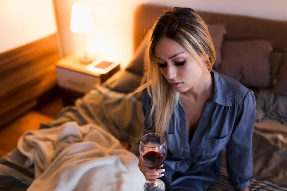 Zdjęcie Czy można pić alkohol podczas okresu - poznaj prawdę i zagrożenia