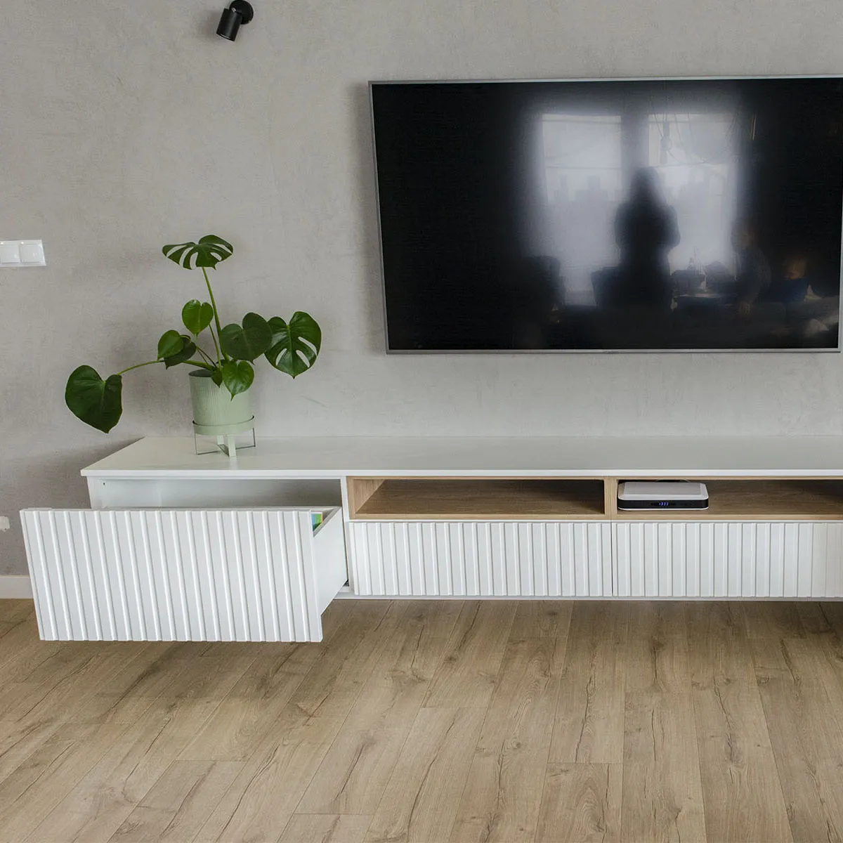 Zdjęcie Jak wysoka szafka pod telewizor? Kluczowe informacje, które musisz znać