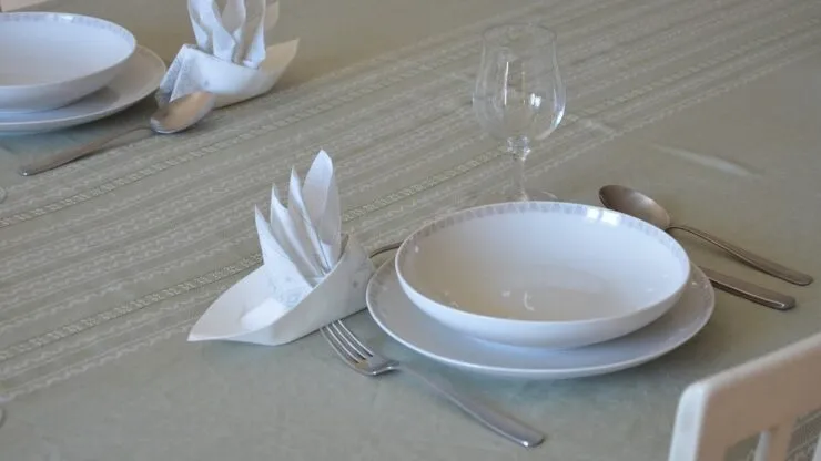 Zdjęcie Jak pięknie nakryć stół serwetkami – proste i eleganckie sposoby na każdą okazję