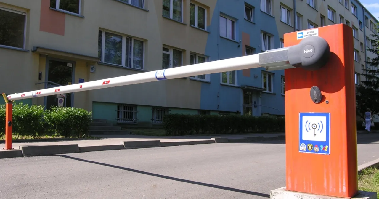 Zdjęcie Jak otworzyć szlaban na osiedlu - proste sposoby, które działają