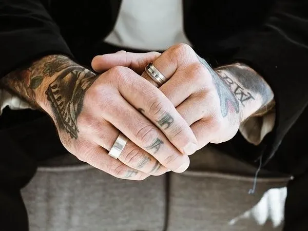 Zdjęcie Co oznacza srebrna obrączka na lewej ręce u mężczyzny? Zaskakujące znaczenie!