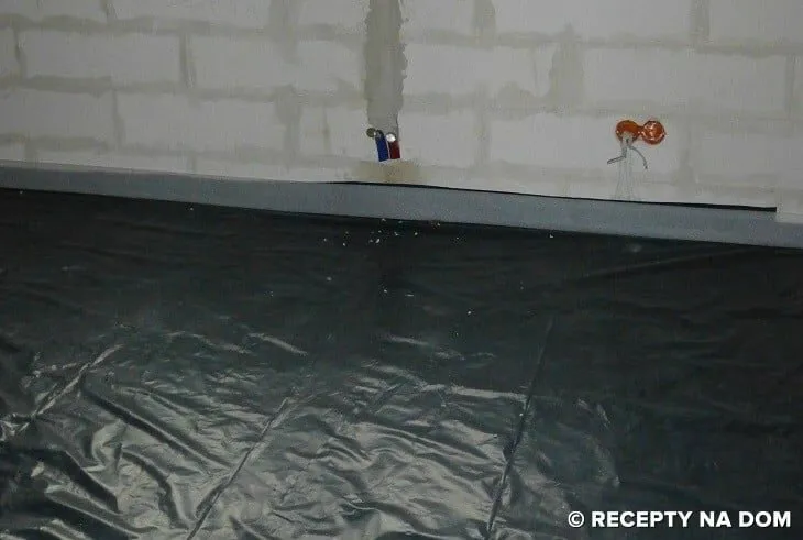 Zdjęcie Czy dawać folie pod styropian na stropie? Poznaj zalety i zasady układania