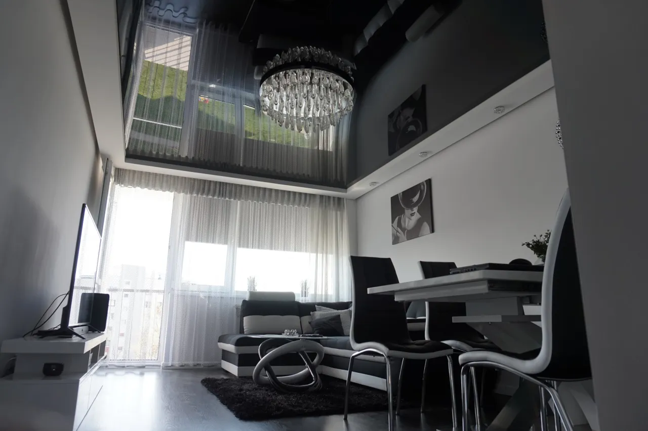 Zdjęcie Czarny sufit napinany: elegancki i nowoczesny wystrój wnętrz