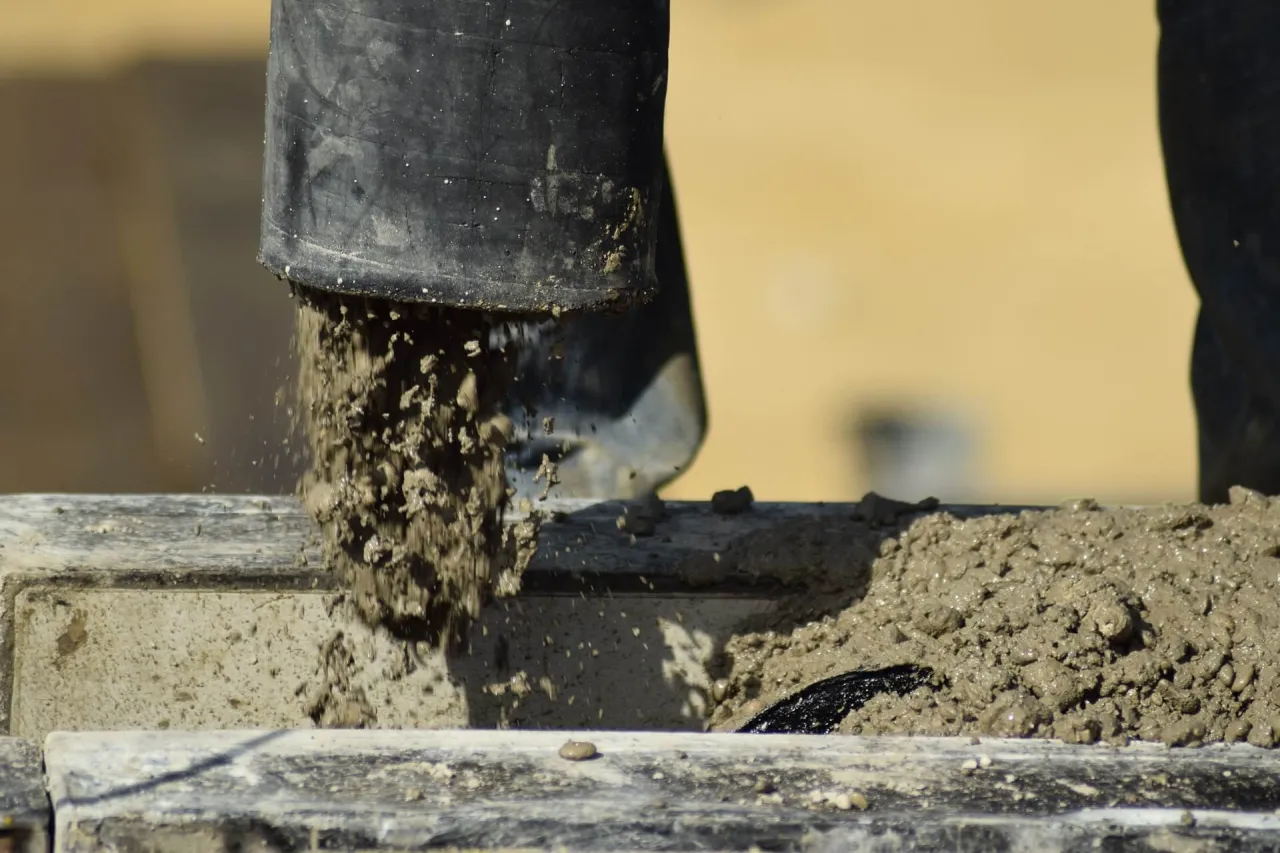 Zdjęcie Ile waży m3 betonu B20? Poznaj dokładną wagę i zastosowania