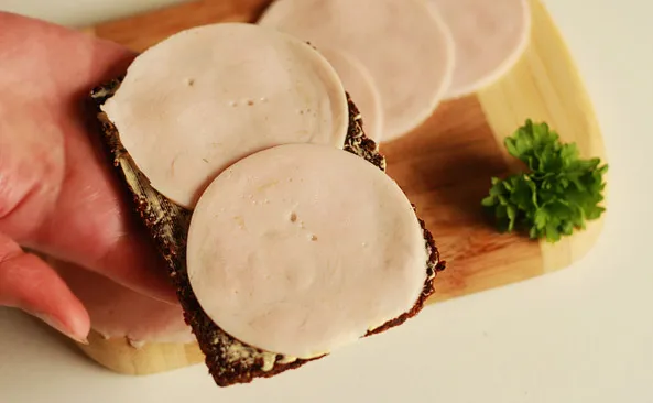 Zdjęcie Ile waży plaster szynki drobiowej? Odkryj zaskakujące różnice!