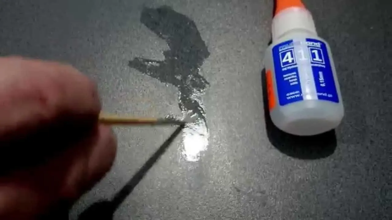 Zdjęcie Skuteczne sposoby na usunięcie kleju super glue z mebli bez szkód