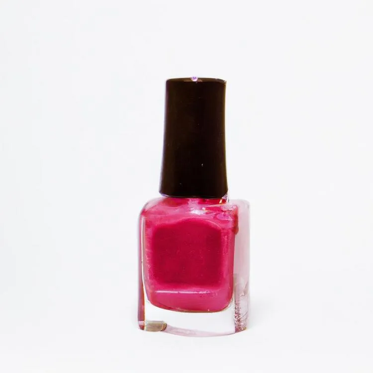 Zdjęcie Jak malować paznokcie hybrydą: 5 kroków do perfekcyjnego manicure