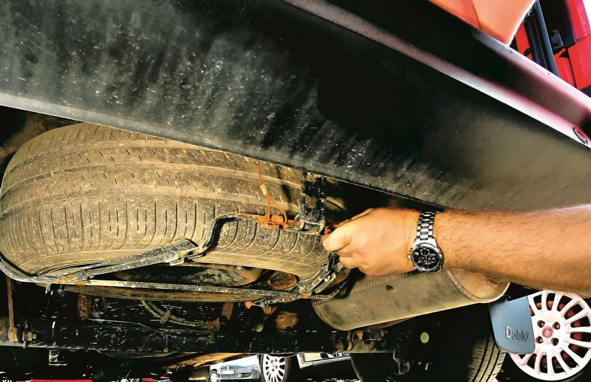 Zdjęcie Gdzie dokładnie jest koło zapasowe w VW Caddy? Sprawdź lokalizację i uniknij problemów!