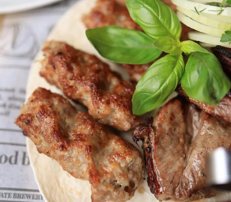 Zdjęcie Ile kcal ma kebab w tortilli? Sprawdź, jak uniknąć nadmiaru kalorii