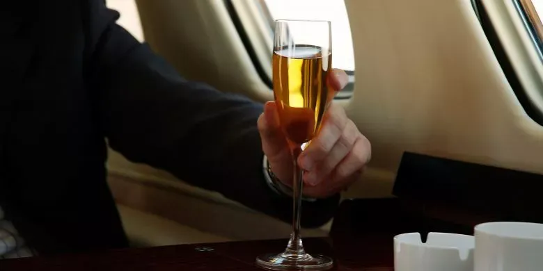 Zdjęcie Ile można kupić alkoholu na lotnisku? Limity i ważne przepisy podróżne