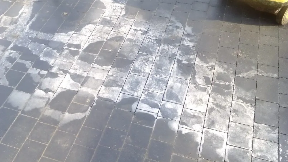Zdjęcie Jak usunąć farbę z kostki brukowej? Skuteczne metody i porady