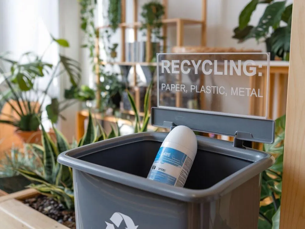 Zdjęcie Gdzie wyrzucić dezodorant w kulce, aby nie szkodzić środowisku?