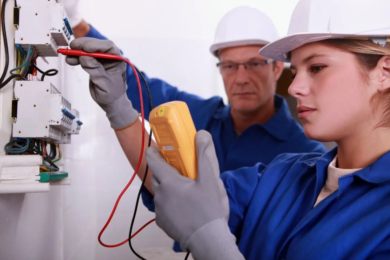 Zdjęcie Co najpierw hydraulika czy elektryka – uniknij błędów i oszczędź czas