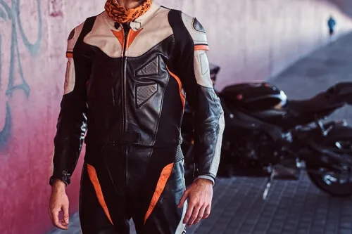 Zdjęcie Jak dobrać kombinezon motocyklowy, aby zapewnić maksymalne bezpieczeństwo i komfort