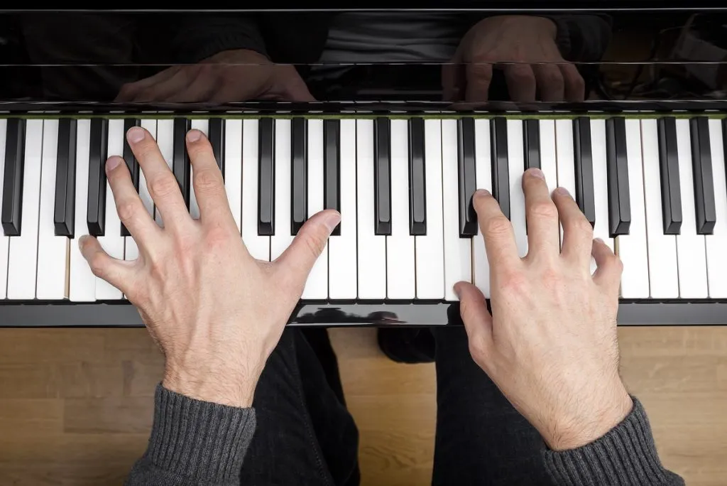 Zdjęcie Jak grać na pianinie: 10 wskazówek dla początkujących muzyków