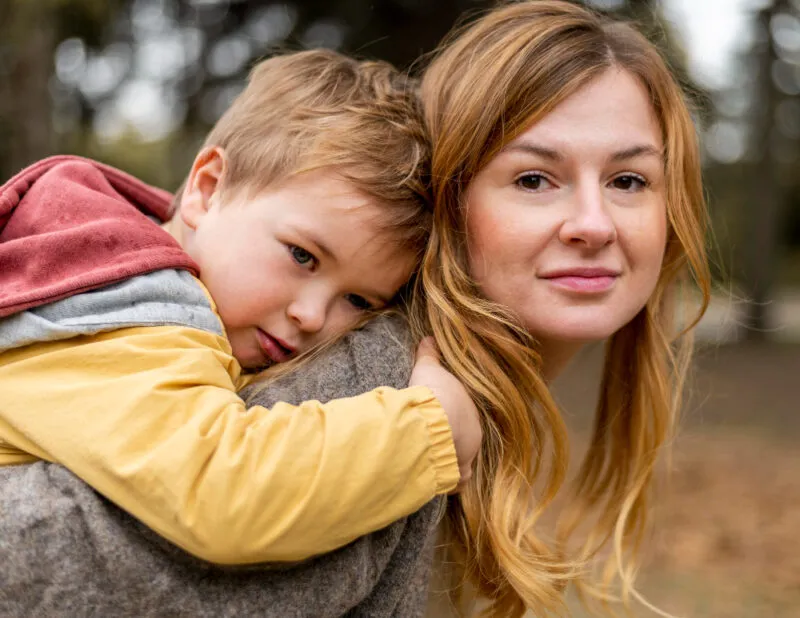 Zdjęcie Czy samotna matka może adoptować dziecko? Prawa i możliwości