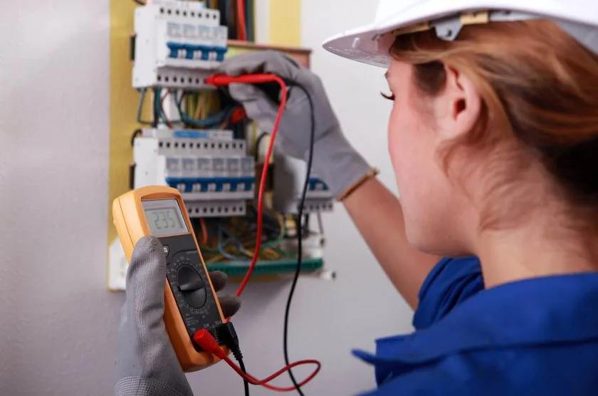 Zdjęcie Ile kosztuje roboczogodzina elektryka? Sprawdź, co wpływa na ceny