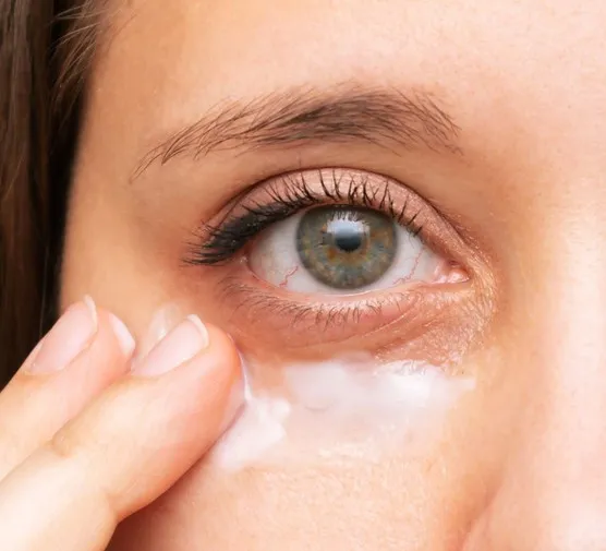 Zdjęcie Rewitalizujący roll on pod oczy usuwający oznaki zmęczenia - skuteczne rozwiązanie