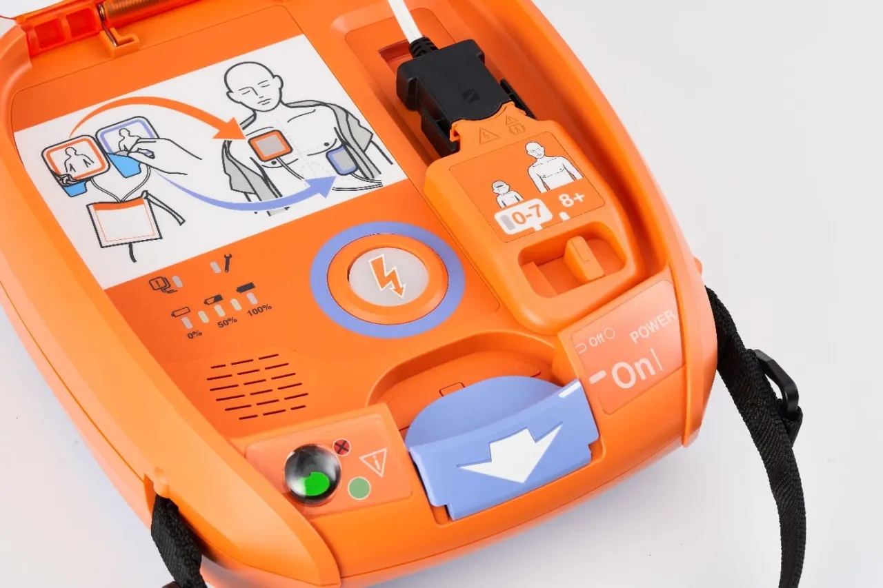 Zdjęcie Ile wolt&oacute;w ma defibrylator? Moc w dżulach ratuje życie