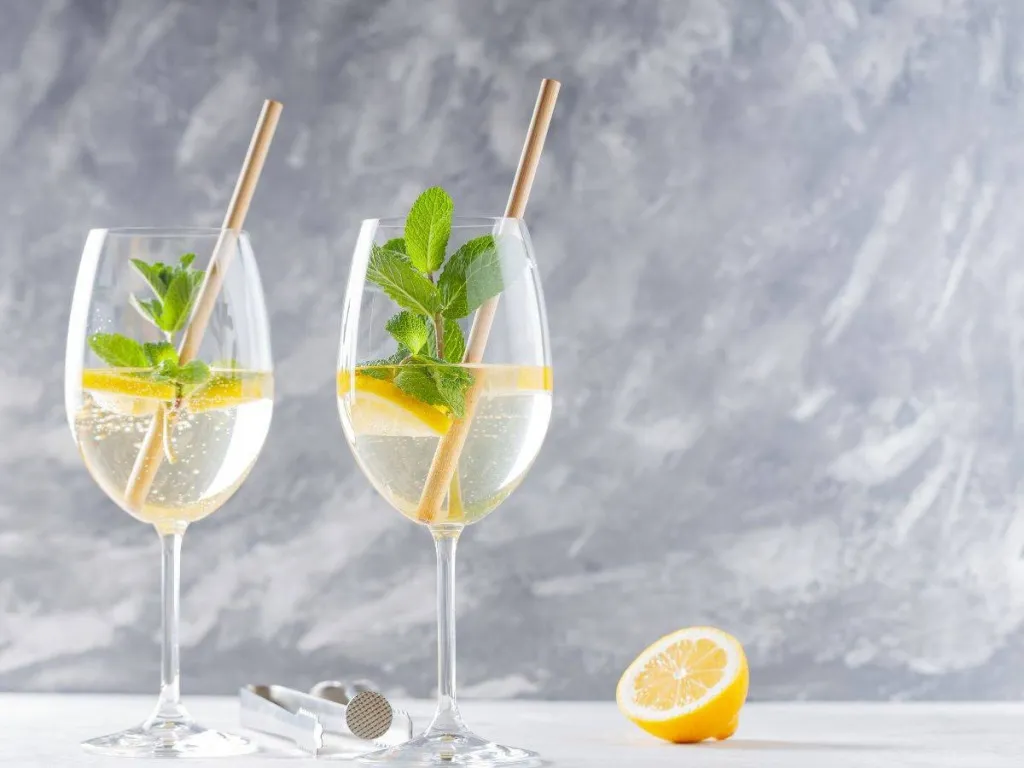 Zdjęcie Jak zrobić drink hugo – orzeźwiający przepis na idealny koktajl