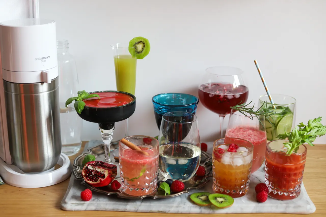 Zdjęcie Pyszne drinki z wodą gazowaną i cytryną, które orzeźwiają każdego dnia