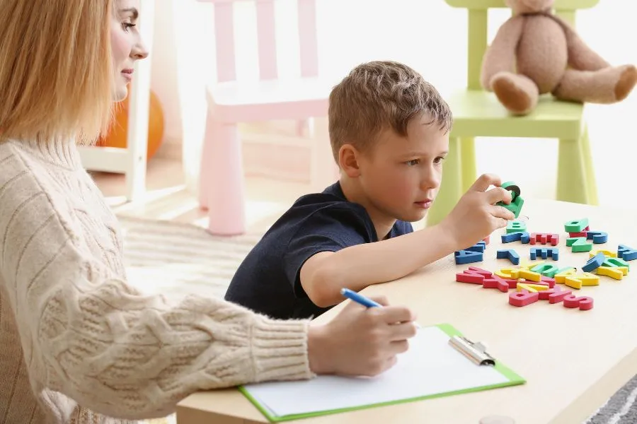 Zdjęcie Asperger objawy u nastolatków - jak je rozpoznać i zrozumieć