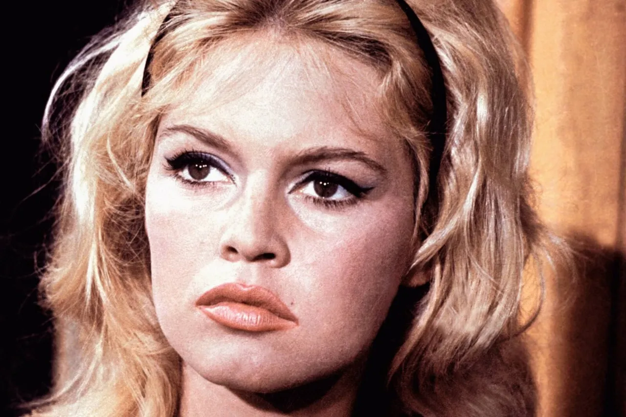 Zdjęcie Kobietą jest jak wino cytat Brigitte Bardot - znaczenie i kontekst