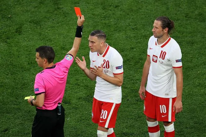 Zdjęcie Co oznacza czerwona kartka w piłce nożnej i jej konsekwencje?