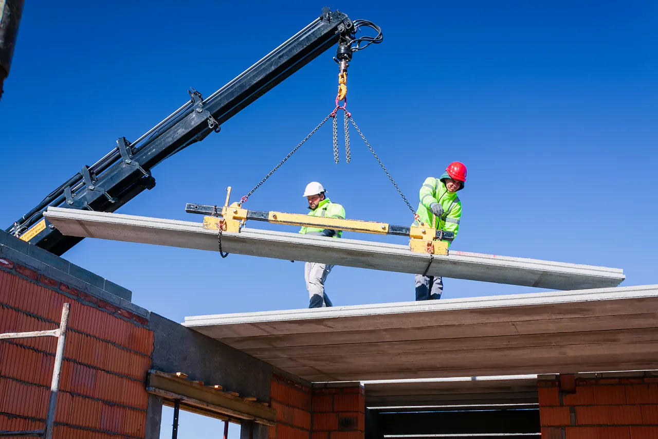 Zdjęcie Jak długo podlewać strop betonowy, aby uniknąć pęknięć?