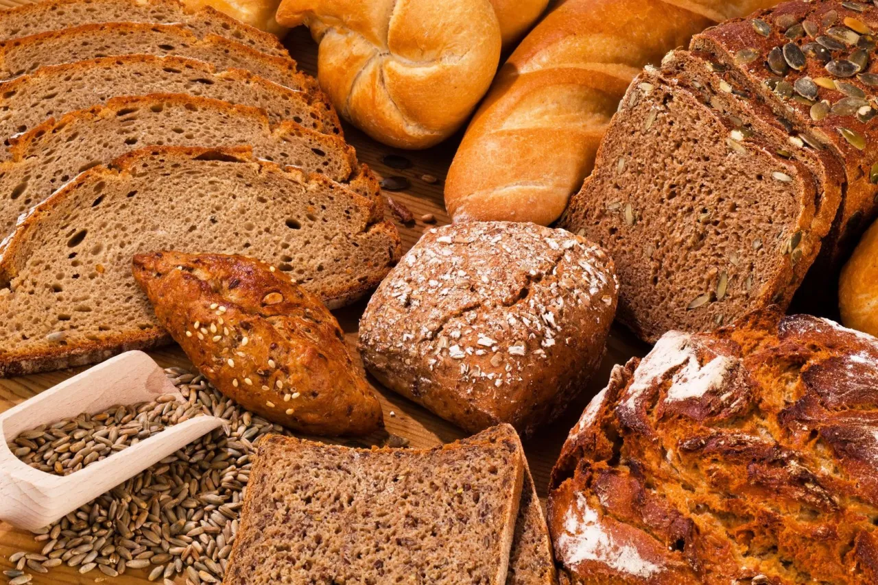 Zdjęcie Ile kcal ma kromka chleba graham? Zaskakujące fakty o kaloriach