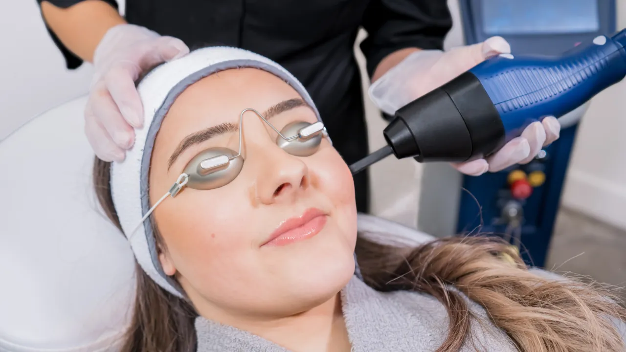 Zdjęcie Laser frakcyjny kiedy makijaż - uniknij podrażnień i błędów