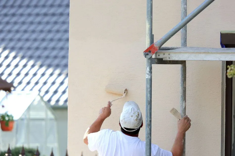 Zdjęcie Ile razy malować elewację, aby uniknąć kosztownych napraw?