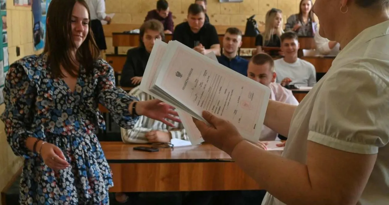 Zdjęcie Kto podpisuje duplikat świadectwa szkolnego? Poznaj kluczowe informacje