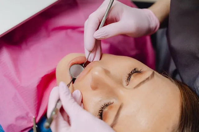 Zdjęcie Czy z aftą można iść do dentysty? Sprawdź, czy to bezpieczne i co warto wiedzieć