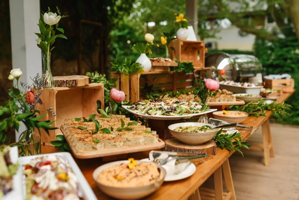Zdjęcie Ile kosztuje catering na 15 osób? Sprawdź ceny i oferty, aby zaoszczędzić