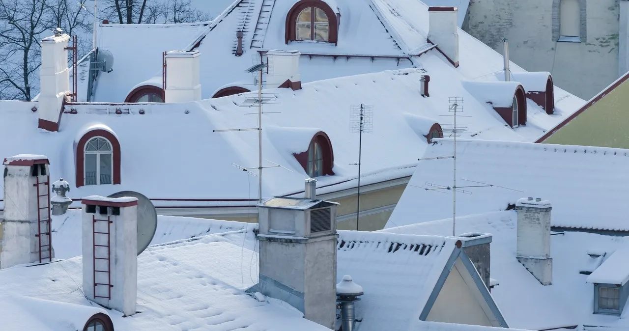 Zdjęcie Ile waży śnieg na dachu? Poznaj obciążenie i zagrożenia