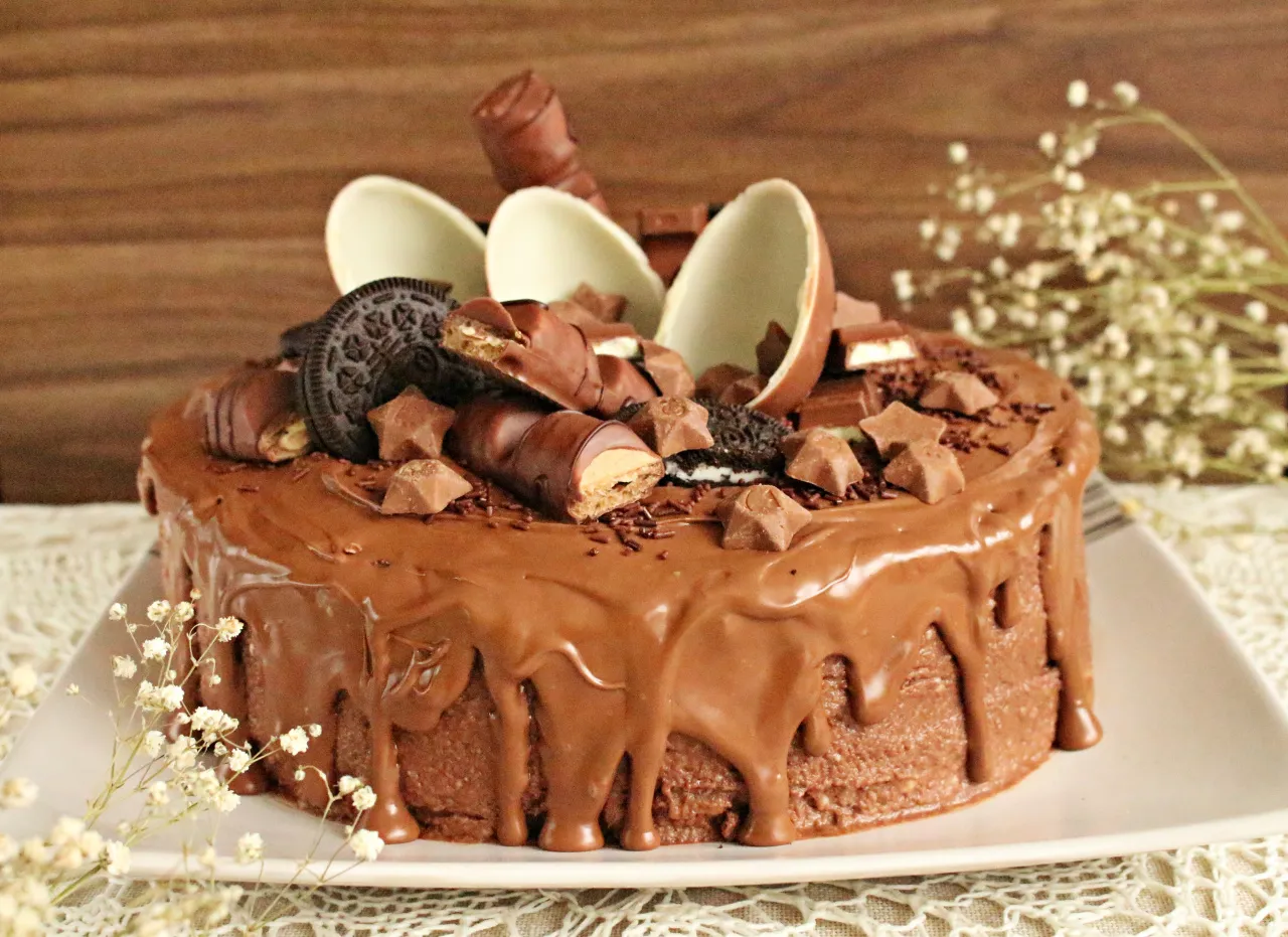 Zdjęcie Tort drip cake dla chłopca - pomysły na wyjątkowe dekoracje i motywy
