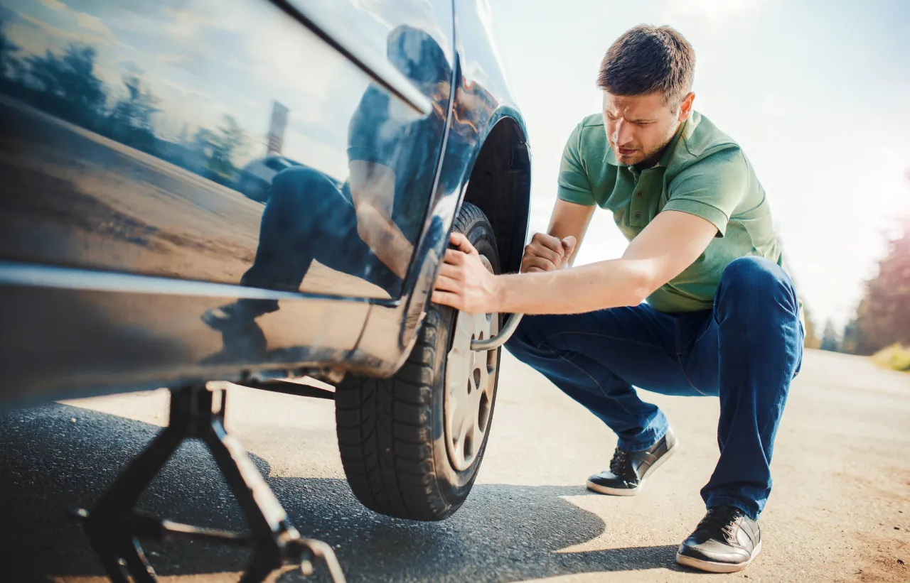 Zdjęcie Jak podnieść auto na lewarku bezpiecznie i uniknąć błędów