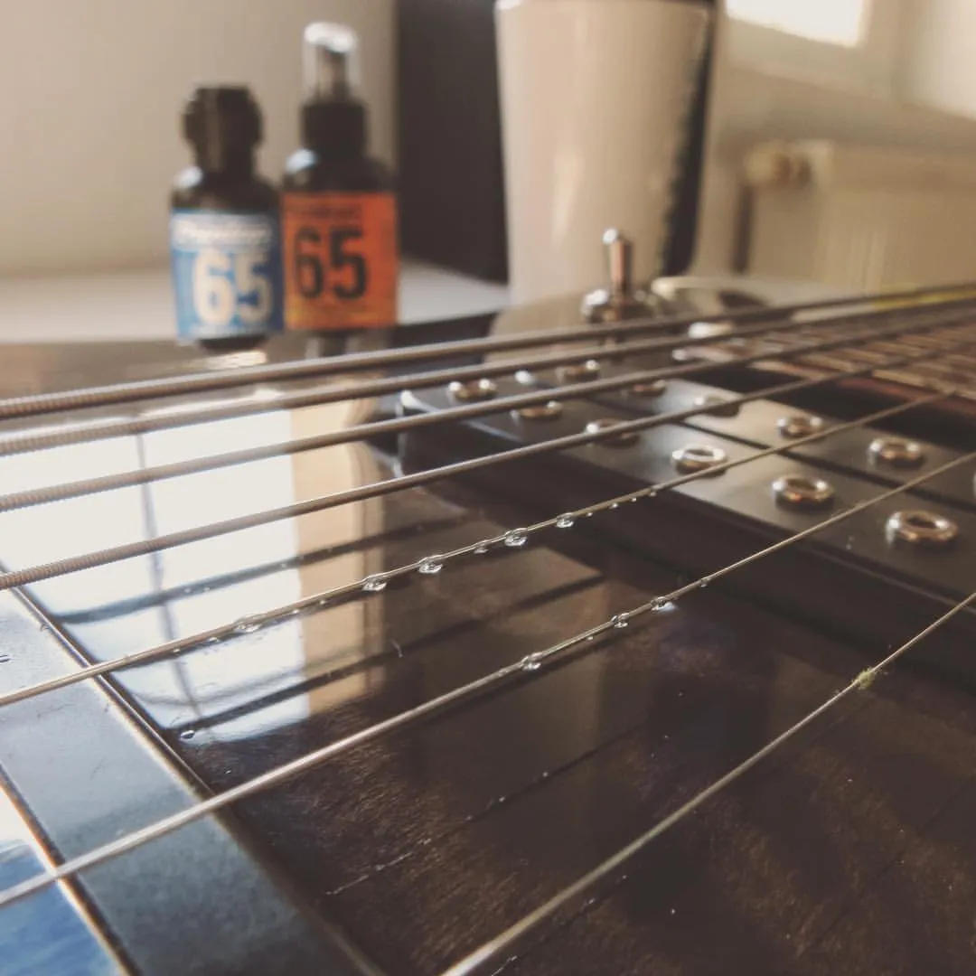 Zdjęcie Jak skutecznie czyścić gitarę elektryczną i uniknąć zniszczeń
