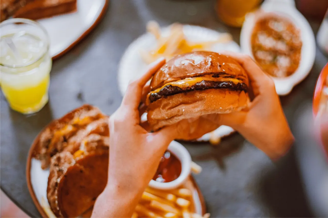 Zdjęcie Jaki ser do burgera? Odkryj najlepsze opcje, które zachwycą smakiem