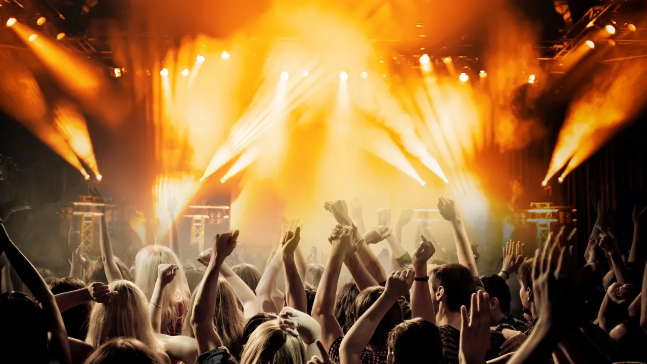 Zdjęcie Jak ubrać się na koncert popowy, aby czuć się stylowo i wygodnie